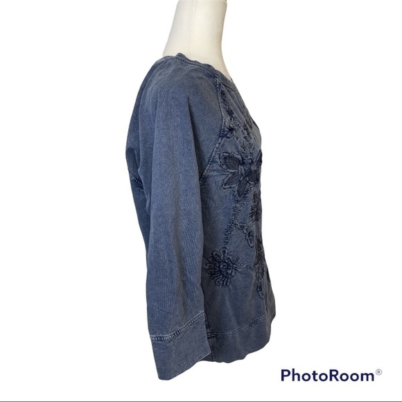 LUCKY lotus embroidered appliquee 3/4 sleeve heavy knit top sz L navy acid wash - Picture 2 of 6